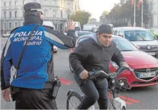  ?? IGNACIO GIL ?? Un agente de movilidad, ayer, regulando el tráfico en Cibeles