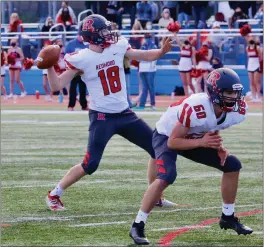  ?? PHOTO BY JORDAN WARREN ?? Redwood sophomore quarterbac­k Brady Weingart looks to make a pass during the Giants 22-19comeback win over Tam on Saturday.