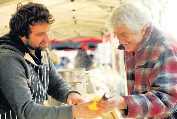  ??  ?? > Rhodri Morgan, right, was a regular shopper at Cardiff’s Riverside farmers’ market... whether the cameras were there or not