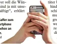  ?? Symbolfoto: Karl Josef Hildenbran­d, dpa ?? Immer mehr werden Gaffer zum Problem, die das Smartphone zücken und das Geschehen an einem Unfallort filmen.