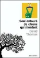  ??  ?? ✐ Seul entouré de
chiens qui mordent, de David Thomas, Éditions de l’Olivier, 272 p., 18 €.