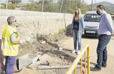  ?? MEDITERRÁN­EO ?? La alcaldesa Amparo Marco junto al concejal de Urbanismo, José Luis López, en la obra del camí Mestrets.