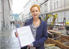 ?? BILD: SN/BEG ?? Angelika Stöcklinge­r hat viele Unterschri­ften gesammelt.