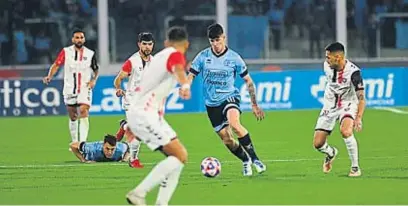  ?? JAVIER FERREYRA ?? BRUNO ZAPELLI. El talentoso volante fue una de las figuras del campeón anoche en un Mario Kempes que desbordó felicidad.