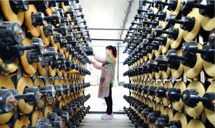  ?? © belgaimage ?? Een kunststoff­enfabriek in Shandong, aan de Chinese oostkust. Massaprodu­ctie maakt steeds meer plaats voor innovatie.