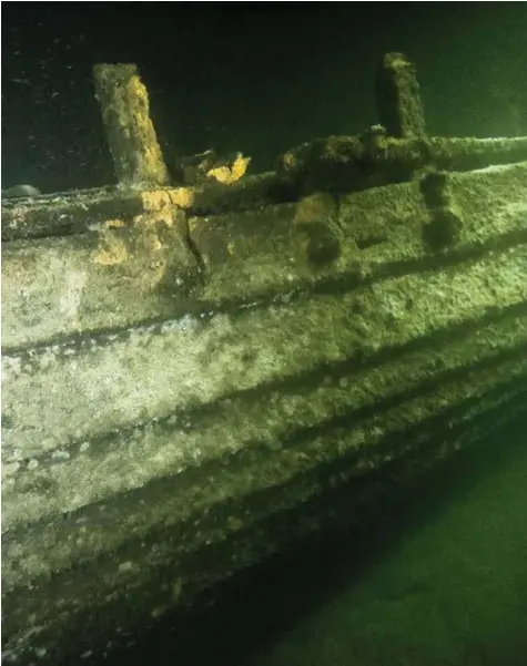  ?? FUNN I HAFRSFJORD ?? Skipet har klinkbygd bordkledni­ng. Det er 12 meter langt og fire meter bredt. Men er det mulig å heve det? Stavanger maritime museum drømmer om nettopp det ...