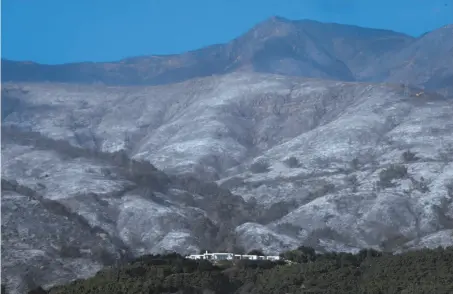  ?? Frederic J. Brown / AFP / Getty Images ?? A house remains standing in front of an ash-filled hillside from recent fires in Montecito, Santa Barbara County, amid concerns the return of winds may again spark the Thomas Fire, which authoritie­s said was 60 percent contained.