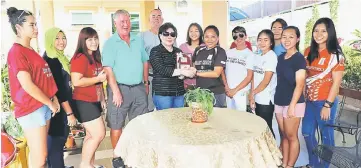  ??  ?? Sylvia (sixth right) presents a memento to MDRA’s newly appointed patron Datuk Seri Doris Brodie, in the presence of players and officials including Landale (fourth left).