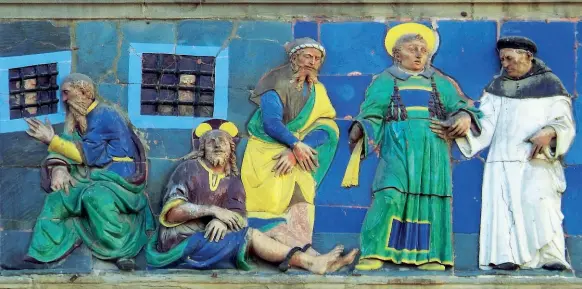  ??  ?? Il fregio dell’Ospedale del Ceppo. Le formelle di Santi Buglioni, narrazione delle Sette Opere di Misericord­ia, sono state restaurate da poco e hanno ripreso gli splendidi colori .