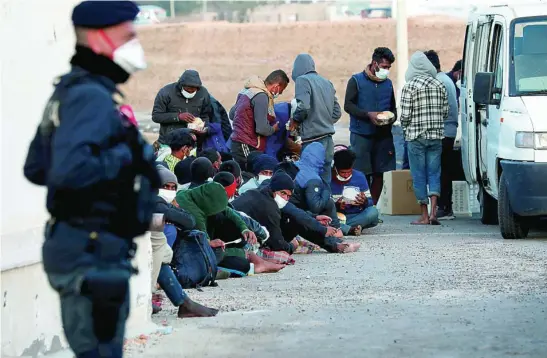  ?? REUTERS ?? Migrantes reciben alimentos tras su llegada ayer a la isla italiana de Lampedusa