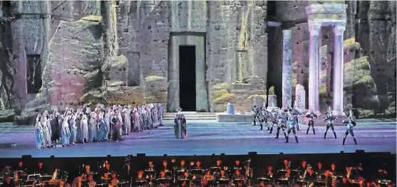  ??  ?? Oper im Théâtre Antique in Orange: Saint-Saëns’ Grand Opéra „Samson und Dalila“in der Inszenieru­ng J.-L. Grindas