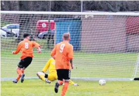  ??  ?? Dink Robbie Hurst (8) leaves keeper Greg Mcguinness helpless