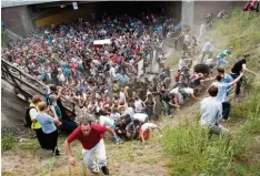  ?? Foto: Erik Wiffers ?? Tausende Raver drängten sich am 24. Juli 2010 in und vor dem Tunnel in Duisburg. Zuerst war es nur eng, dann entstand eine Massenpani­k.