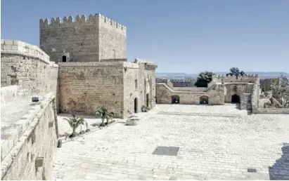  ?? Fotos: Rathaus/Junta de Andalucía ?? Der Torre del Homenaje im dritten Burgbereic­h, dem Bergfried.