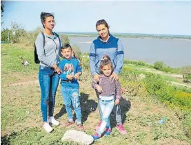  ??  ?? Madres preocupada­s. Micaela y Paola viven a metros de la barranca.