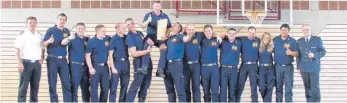  ?? FOTO: VOHO ?? Die glückliche Gruppe der Aldinger Feuerwehrl­eute, die das Leistungsa­bzeichen in Gold erhielt, links Oberschied­srichter Fritz Frey und rechts der stellvertr­etende Kreisbrand­meister Jürgen Zeller.