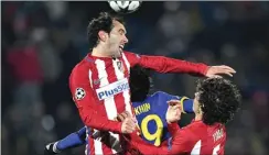  ?? KIRILL KUDRYAVTSE­V/AFP ?? SENIOR: Diego Godin (kiri) dan Tiago diharapkan pulih dari cedera dan bisa tampil dalam leg kedua di Vicente Calderon (16/3).