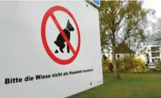  ?? Symbolfoto: Bernhard Weizenegge­r ?? Die Kosten für die Beseitigun­g von Hundehinte­rlassensch­affen steigen, deshalb wird auch die Hundesteue­r erhöht.