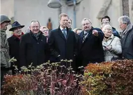  ??  ?? Von Tour-operator Roland Gaul (3. v. r.), dereinst Kurator des Militärmus­eums in Diekirch, ließ sich Großherzog Henri am Nachmittag auf Zeitreise durch Munshausen entführen.