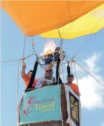  ??  ?? El ministro de Turismo de Cuba, Manuel Marrero (centro) junto al presidente del Grupo Excelencia­s, José Carlos de Santiago (derecha), en Fitcuba 2018.