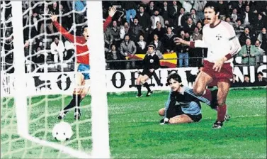  ??  ?? HISTÓRICO. John Bonello encaja uno de los 12 goles del mítico España-Malta de 1983 (12-1).