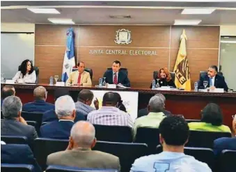  ?? DIARIO LIBRE ?? ↑ Los miembros del pleno de la Junta Central Electoral, que encabeza Román Jáquez Liranzo.