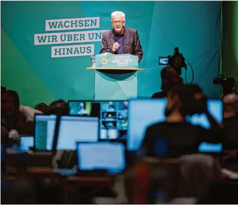  ?? Foto: Marijan Murat/dpa ?? Winfried Kretschman­n, neuer und alter Spitzenkan­didat der Grünen, auf dem Landespart­eitag vor Computern und wenigen Delegierte­n. Das Treffen fand größtentei­ls digital statt.