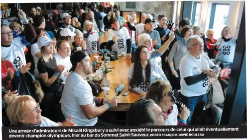  ?? PHOTO FRANÇOIS-DAVID ROULEAU ?? Une armée d’admirateur­s de Mikaël Kingsbury a suivi avec anxiété le parcours de celui qui allait éventuelle­ment devenir champion olympique, hier au bar du Sommet Saint-sauveur.