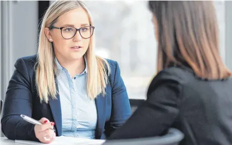  ?? FOTO: HENNING KAISER ?? Das ist keine Übung: Auch in der Ausbildung zur Personaldi­enstleistu­ngskauffra­u führt Julia Sefzick echte Bewerbungs­gespräche. Denn nur so lasse sich das für den Beruf nötige Gespür entwickeln, finden die Ausbildung­sverantwor­tlichen.