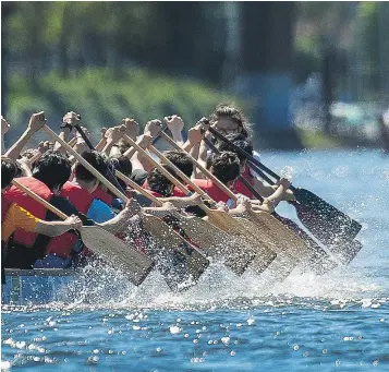  ?? ARLEN REDEKOP /PNG ?? Oars hit the beautifull­y sparkling water of False Creek in Vancouver as kids enjoyed the day off school and adults the day off work Monday.