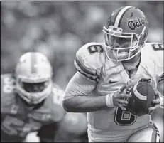  ??  ?? Florida quarterbac­k Jeff Driskel throws two touchdown passes and runs for 81 yards in the Gators’ come-frombehind win over Tennessee on Saturday in Knoxville.