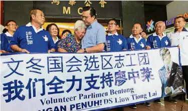  ??  ?? Dignity of the occasion: Lai Chui Fun, a former village chief from Bentong, crying when meeting Liow during a ceremony held by Bentong MCA members and supporters giving moral support to Liow at Wisma MCA.
