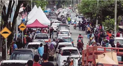  ?? [FOTO EIZAIRI SHAMSUDIN/BH] ?? memasuki Pusat Tahfiz Darul Quran Ittifaqiya­h, semalam, manakala gambar kanan menunjukka­n orang ramai mengunjung­i pusat tahfiz