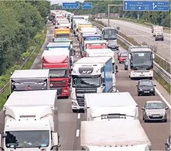  ?? RP-ARCHIVFOTO: CHRISTOPH REICHWEIN ?? Ein inzwischen alltäglich­es Bild: Stau auf Duisburgs Autobahnen. Für die Unternehme­n gehen dabei wertvolle Zeit und viel Geld verloren, moniert die IHK.