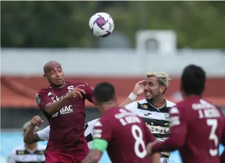  ?? JOSE CORDERO ?? Alexander Robinson rechaza un balón en el partido que Saprissa ganó 1-0 ante Jicaral.