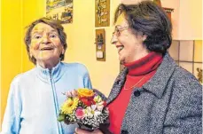  ?? FOTO: CF ?? Zum 95. Geburtstag bekommt Theresia Mahl Besuch der Stadträtin Renate Schmid, die offizielle Glückwünsc­he der Stadt überbringt.