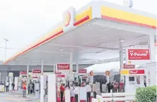  ??  ?? Como parte del mercado, Shell se había comprometi­do a importar gasolinas a partir de 2018 y Exxon trae su producto desde sus refinerías de Texas.