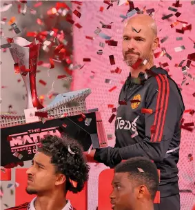  ?? GETTY ?? Vincente Erik Ten Hag, 52 anni, del Manchester United col trofeo di Bangkok, Thailandia