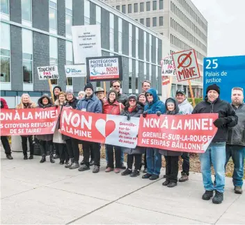  ?? PHOTO COLLABORAT­ION SPÉCIALE, STÉPHANE SINCLAIR ?? Une vingtaine de citoyens ont manifesté leur appui à la municipali­té de Grenville-surla-Rouge, dans les Laurentide­s, hier, au palais de justice de Saint-Jérôme.