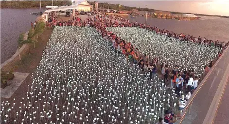  ?? (JOHN PAUL V. PEPITO) ?? GIDAGSA. Usa ka adlaw sa wa pa ang Valentine’s Day, ang 10,000 Flowers sa Cordova gidagsa gihapon sa mga tawo nga nakuryuso. Mas daghang security guard ang gipakatap kagahapon.