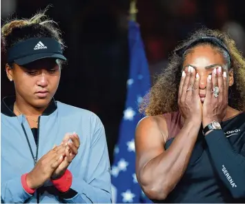  ?? Foto: Fotostand ?? Eine verstörte Siegerin spendet einer aufgelöste­n Verliereri­n Beifall: Die 20 jährige Naomi Osaka und die von ihr verehrte 16 Jah re ältere Serena Williams.