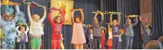  ?? FOTO: RÜDIGER DAUS ?? Nach der Melodie „Singing in The Rain“tanzten die Kinder der katholisch­en Jugendgrup­pe beim Patroziniu­m in der Schlossbüh­lhalle.