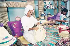  ?? KUNA photos ?? Top & above: baskets and bird cages being made using palm leaves & sticks
from palm leaves.