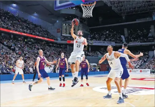  ??  ?? ENTRADA A CANASTA. El Madrid igualó el partido en el primer cuarto tras un parcial de 12-2 que lideró Llull. Luego siempre fue a remolque.