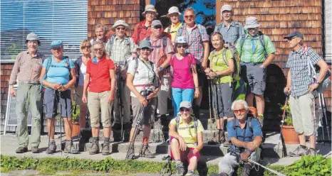  ?? FOTO: U. KUNZE ?? Mit viel Freude, Schwung und Elan unterwegs. DAV-Senioren am Gimpel Haus.