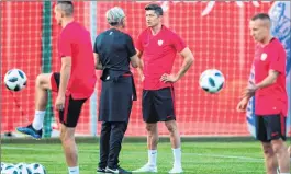  ??  ?? Poland’s forward Lewandowsk­i speaks with coach Nawalka during a training session.