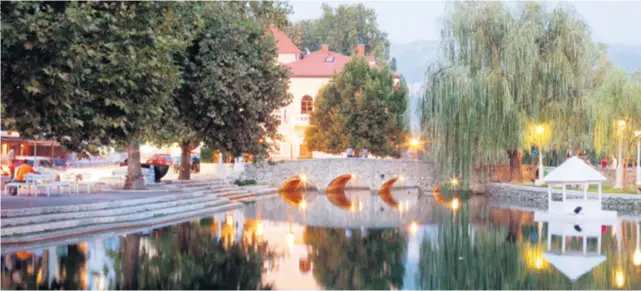  ??  ?? Centar Solina noću privlači podjednako turiste svojom ponudom i izgledom