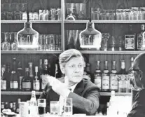  ??  ?? Freunde im Gespräch: Bundeskanz­ler Helmut Schmidt und Frankreich­s Präsident Valéry Giscard d’Estaing 1978 in der legendären Hausbar.
