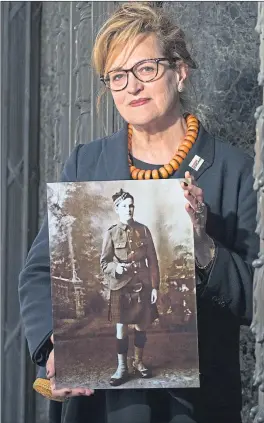  ?? Picture
Gareth Easton ?? Folk singer Barbara Dickson with a portrait of her uncle, David Dickson, who died in the Battle of the Somme