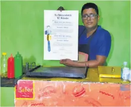  ?? ?? 2
1 Profesiona­l.
El emprendedo­r recibió el título que lo acredita como biólogo el 24 de agosto. Se graduó de la Universida­d de El Salvador (UES).
2 Venta. Debido a la falta de un empleo, desde hace un año el biólogo se dedica a vender panes en una calle de Atiquizaya.